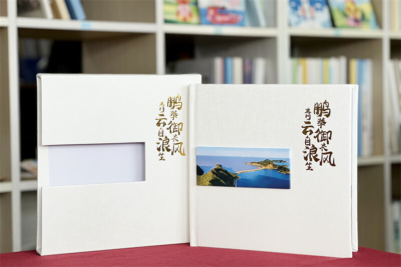 送領(lǐng)導(dǎo)的紀(jì)念相冊制作-高端定制留存歲月與情誼