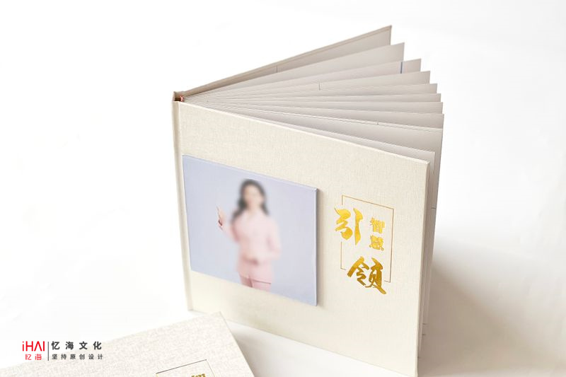 用領(lǐng)導(dǎo)工作相冊記錄工作的時光
