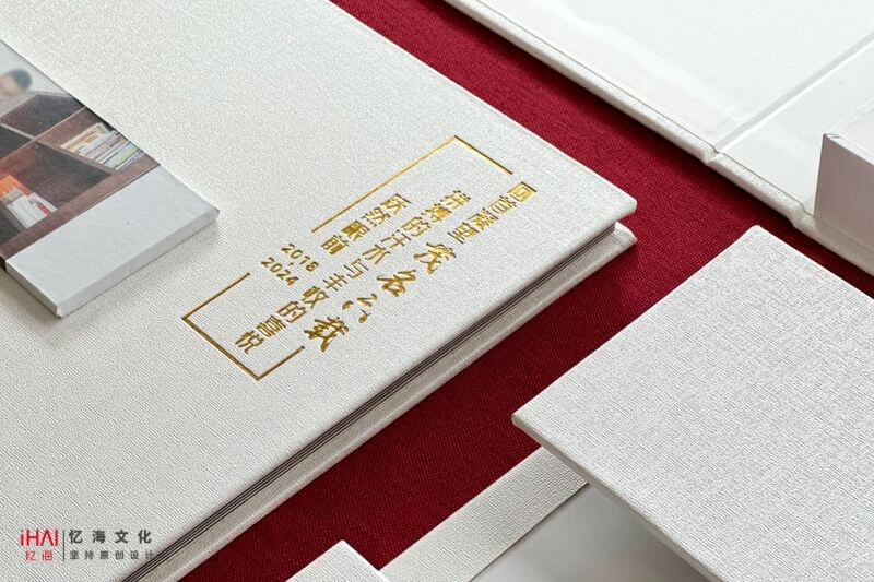用紀念相冊作為領導升遷的禮物
