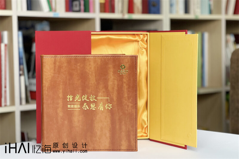 領(lǐng)導(dǎo)紀(jì)念冊(cè)卷首語(yǔ)